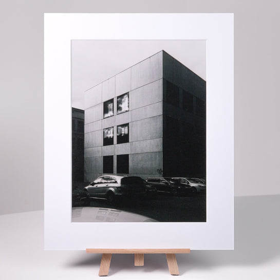 Gerahmte elbracho Edition auf einer Staffelei – Fine-Art-Print einer brutalistischen Betonfassade, Fotokunst aus Leipzig
