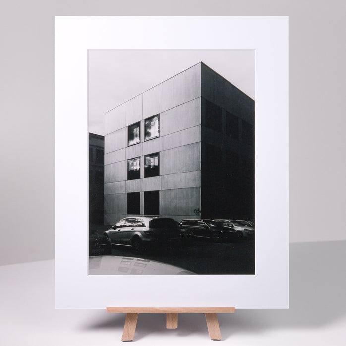 Gerahmte elbracho Edition auf einer Staffelei – Fine-Art-Print einer brutalistischen Betonfassade, Fotokunst aus Leipzig