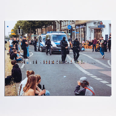 Bullensperre – Postkarte als Antifa- und Streetart-Fotokunst aus Leipzig, elbracho