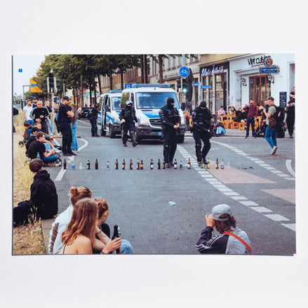 Bullensperre – Postkarte als Antifa- und Streetart-Fotokunst aus Leipzig, elbracho