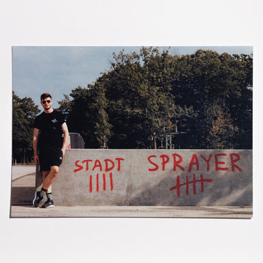 Stadt / Sprayer – Postkarte als Streetart-Fotokunst aus Leipzig, elbracho