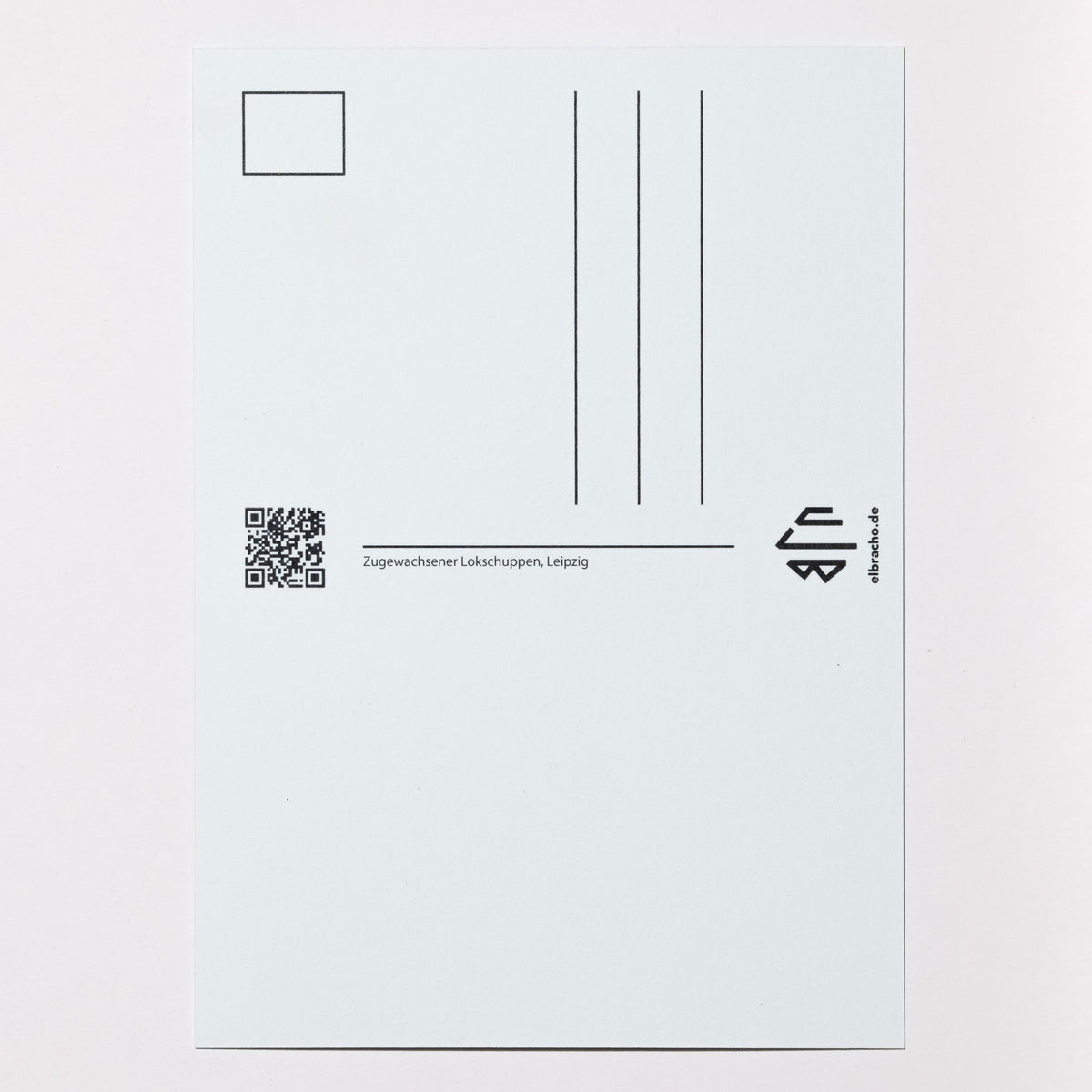 elbracho Postkarte 'Zugewachsener Lokschuppen' – Rückseite mit Frankierfeld und QR-Code