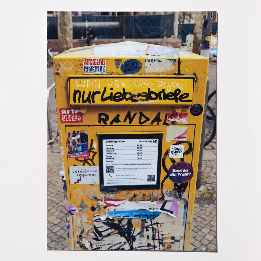 Briefkasten (nur Liebesbriefe) – Postkarte als Streetart-Fotokunst aus Leipzig, elbracho