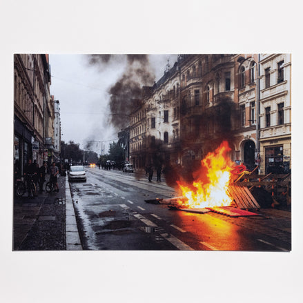 Brennende Barrikaden – Postkarte als Antifa- und Streetart-Fotokunst aus Leipzig, elbracho