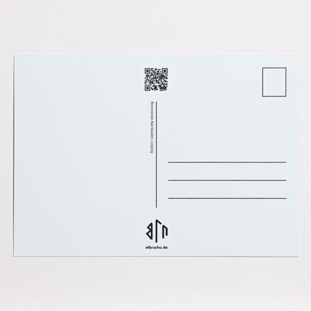 Rückseite der elbracho Postkarte 'Brennende Barrikaden, Leipzig' mit Adressfeld und QR-Code