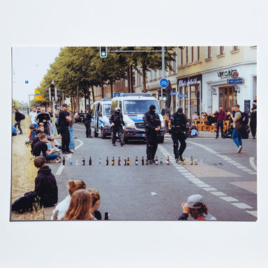 Bullensperre – Postkarte als Antifa- und Streetart-Fotokunst aus Leipzig, elbracho
