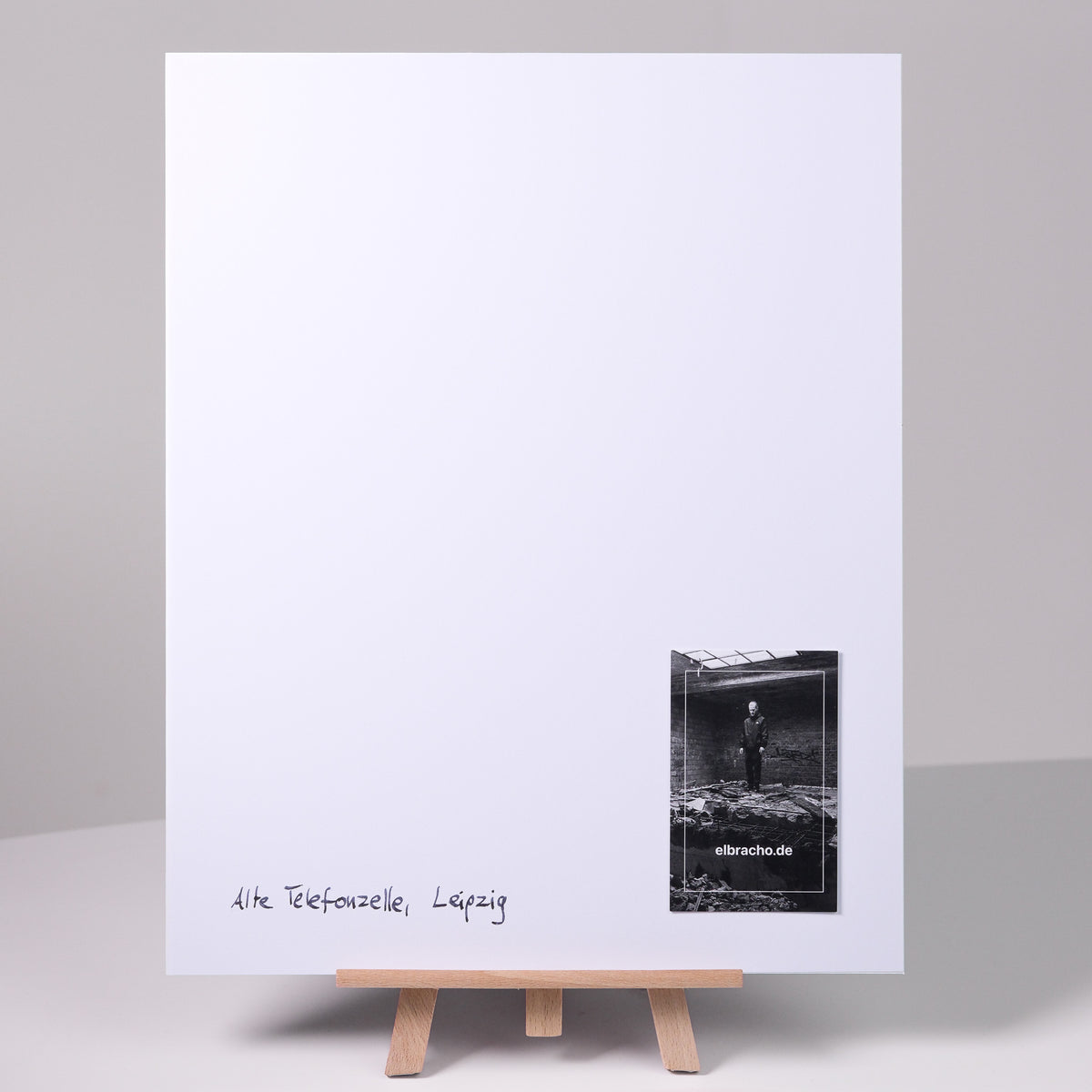 Rückseite des elbracho Editionsprints 'Alte Telefonzelle, Leipzig' mit handschriftlichem Titel und Echtheitslabel