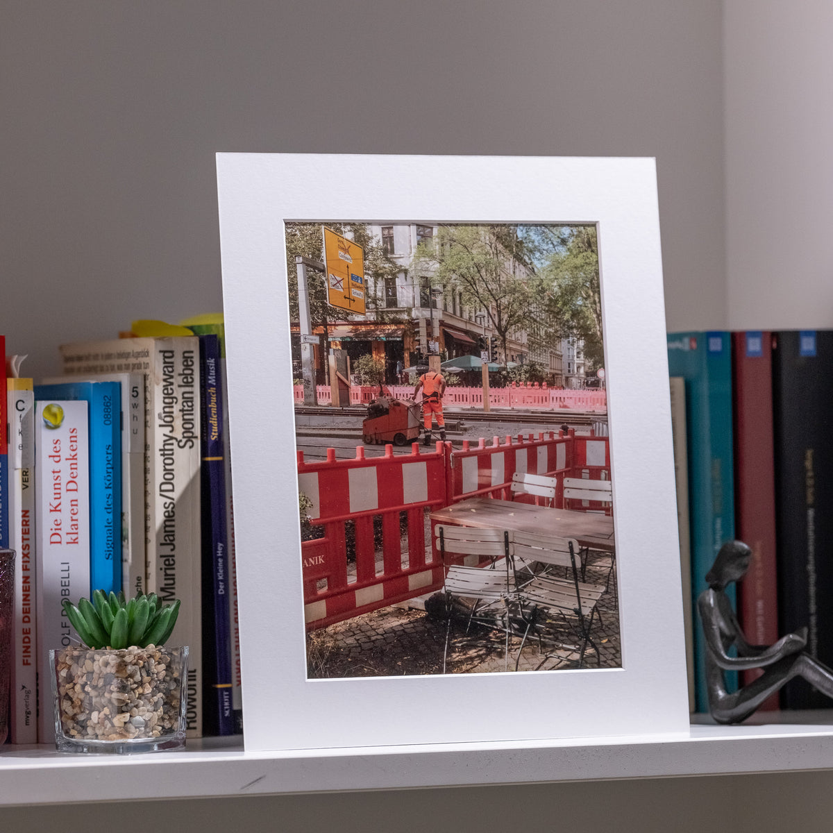 Gerahmter Fotoprint 'Alltag' im Regal zwischen Büchern, elbracho Edition aus Leipzig
