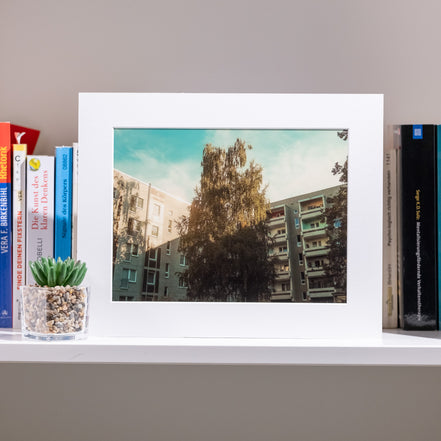Gerahmter Fotoprint 'Paunsdorf' im Regal zwischen Büchern, elbracho Edition aus Leipzig