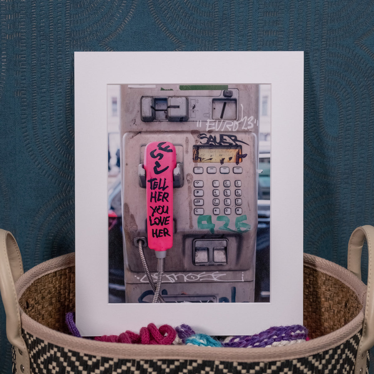 Alte Telefonzelle Edition von elbracho, gerahmt im Bücherregal – Wohnbeispiel für Streetart-Fotokunst