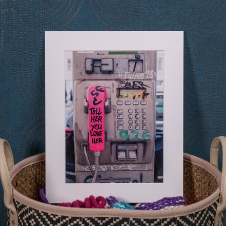 Alte Telefonzelle Edition von elbracho, gerahmt im Bücherregal – Wohnbeispiel für Streetart-Fotokunst