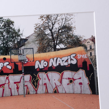 Basketballplatz – Nahaufnahme des Editionsdrucks, Streetart-Fotokunst aus Leipzig, elbracho