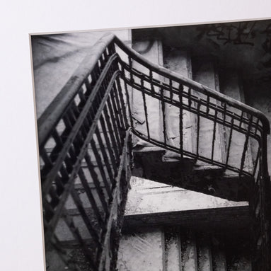 Altes Treppenhaus, fotografiert in Leipzig – Ausschnitt des Fotoprints von elbracho
