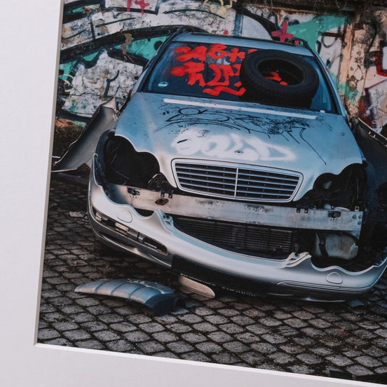 Alter Mercedes – Nahaufnahme des Editionsdrucks, Streetart-Fotokunst aus Leipzig, elbracho
