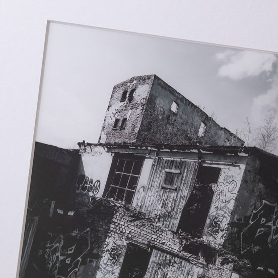 Spiegelruine – Nahaufnahme des Editionsdrucks, Streetart-Fotokunst aus Leipzig, elbracho