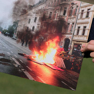 Brennende Barrikaden: Ausschnitt der Original-Fotografie, elbracho Poster aus Leipzig