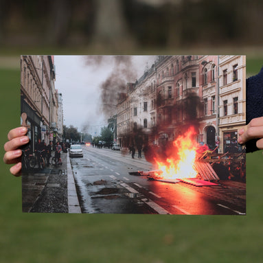Brennende Barrikaden – Poster als Antifa- und Streetart-Fotokunst aus Leipzig, elbracho