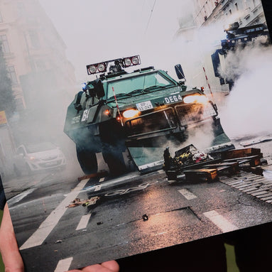 Räumpanzer – Nahaufnahme des Posterdrucks, Streetart-Fotokunst aus Leipzig, elbracho