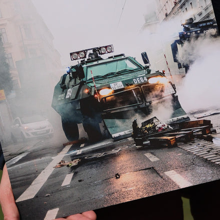 Räumpanzer – Nahaufnahme des Posterdrucks, Streetart-Fotokunst aus Leipzig, elbracho
