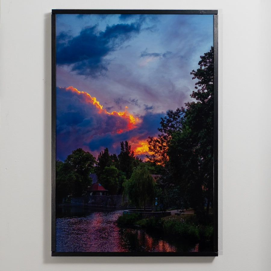 Palmengartenwehr – Unikat-Print an der Wand im Wohnbeispiel, elbracho