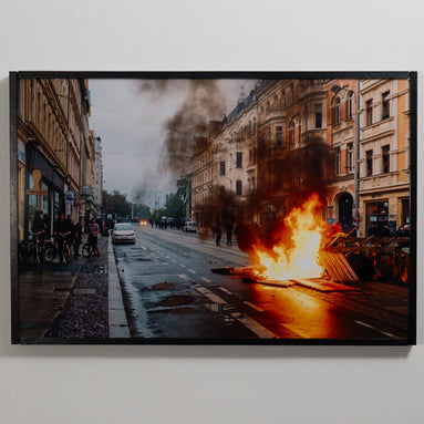 Brennende Barrikaden – Unikat-Print an der Wand im Wohnbeispiel, elbracho